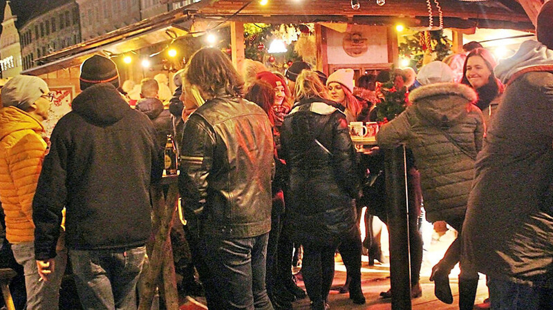 Die Glühweinstände vor dem Café Chocolat und dem "Neon" in der Altstadt sind an den Abenden meist gut besucht und gehören somit zu den Gewinnern in der Vorweihnachtszeit.