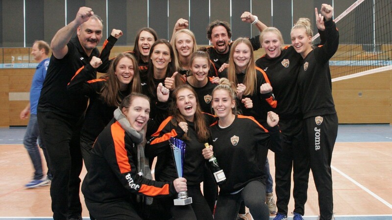 Die NawaRo-Mädels und das Trainergespann freuen sich über ihren Titelgewinn im Bayerischen Pokalfinale.