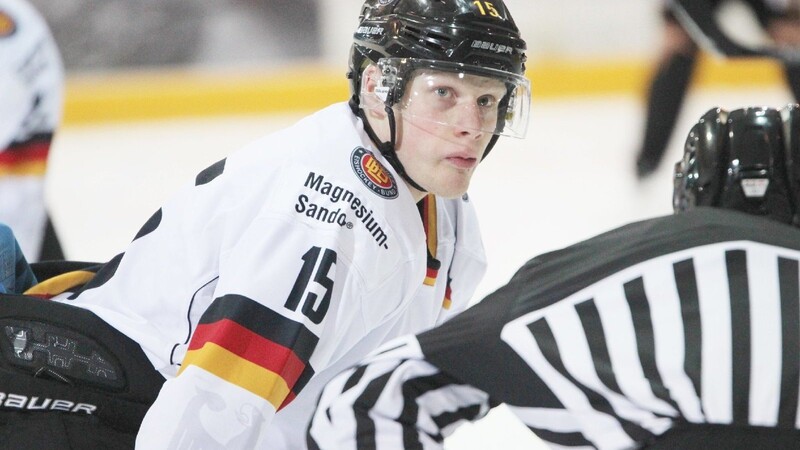 Der Regensburger Yannick Drews führte die deutsche U19-Nationalmannschaft gegen Finnland als Kapitän aufs Eis.