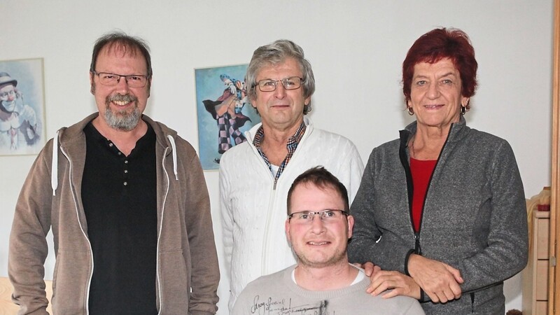 Christian Stacha mit seinen Eltern Dieter und Gabriele Stacha sowie Christian Neumeier von der Familienkrebshilfe Sonnenherz (l.).