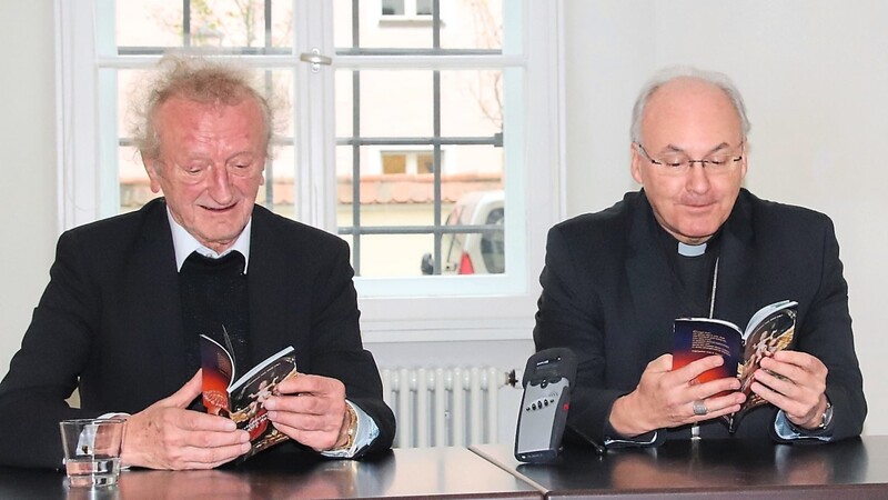 Regionaldekan Alois Möstl und Bischof Rudolf Vorderholzer lesen den Krippenführer.