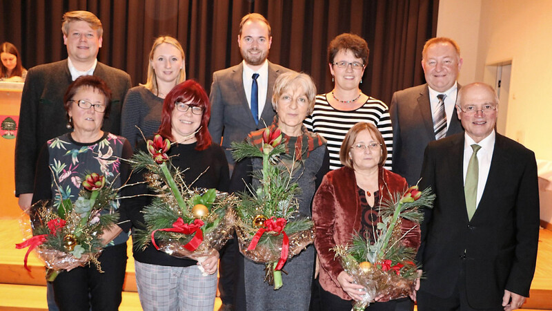 Bürgermeister Josef Reiser (links) und dritter Bürgermeister Matthias Bendl (links) nahmen die geehrten vier Damen zusammen mit Geschäftsleitung und Personalrat in ihre Mitte.