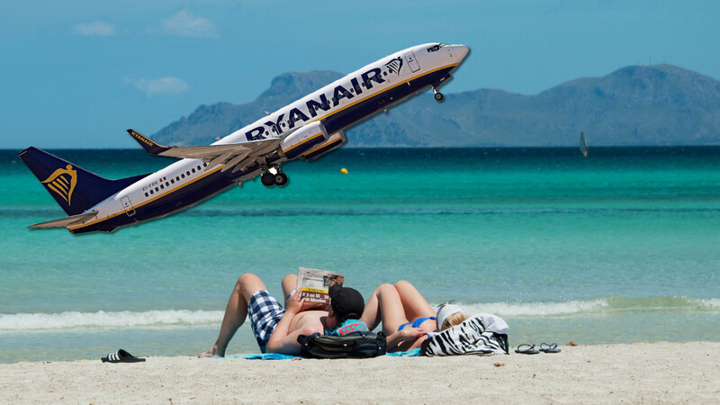Deutsche Urlauber im Sommer auf Mallorca. Aktuell bietet Ryanair Flüge ab 1,99 Euro auf die Insel an. Momentan hat es dort um die 18 Grad.