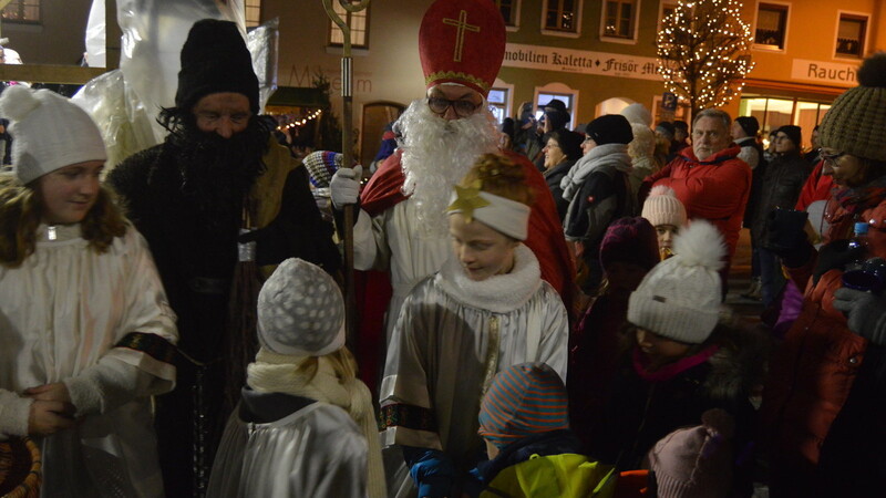 Der Nikolaus mit Krampus und Engelsschar drehte auf dem Markt seine Runden und beschenkte die Kinder. Fotos: pk