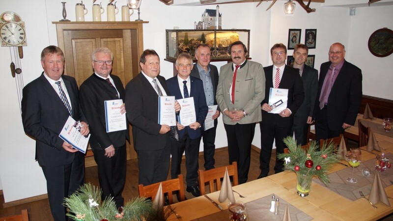 Die Geehrten mit Bezirksvorsitzendem Hugo Bauer, 4. von rechts, und dem Bürgermeister der Gemeinde Rettenbach, Alois Hamperl, rechts.