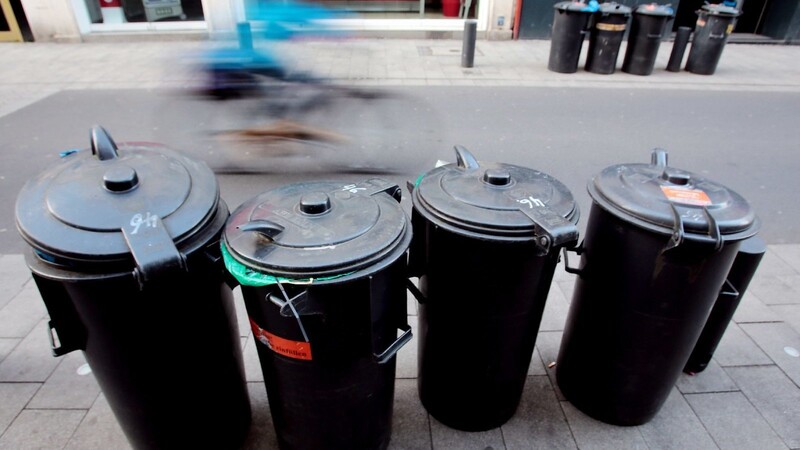 Im Winter friert oft der Müll in den Tonnen fest. (Symbolfoto)