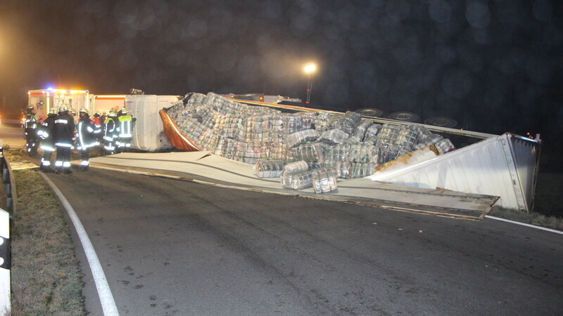 gepressten Textilien, stürzte auf dem Auffahrast der B 85/20 um. (Foto: mic) Großeinsatz für die Feuerwehr: Ein Lastzug, beladen mit 40 Tonnen