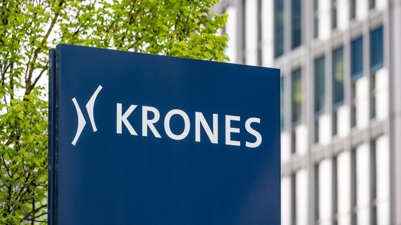 Logo der Krones AG vor einem Verwaltungsgebäude.