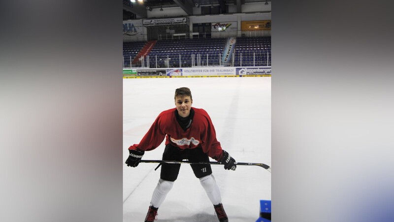 Seit zehn Jahren steht Timo in Schlittschuhen auf dem Eishockey-Spielfeld.