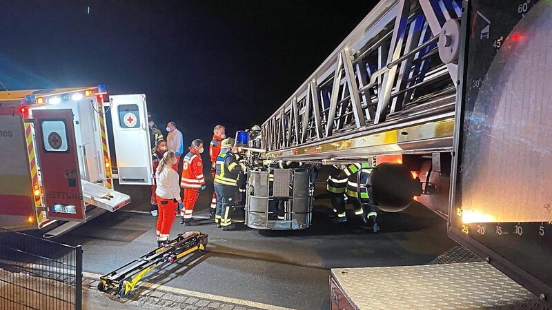 Im Rimbach unterstützte die Feuerwehr den Rettungsdienst beim Transport eines Patienten.