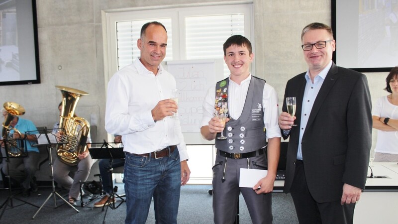 Ein Prosit auf den Drittbesten der Weltmeisterschaft: Julian Kiesl bei der Feierstunde mit Firmenchef Robert Fahrner (links) und MdL Josef Zellmeier (rechts).