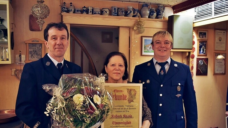 Karola Kolbeck wurde von den beiden Vorsitzenden Stephan Wagner (re.) und Christian Aigner zum Ehrenmitglied der Freiwilligen Feuerwehr Grafenwiesen ernannt.