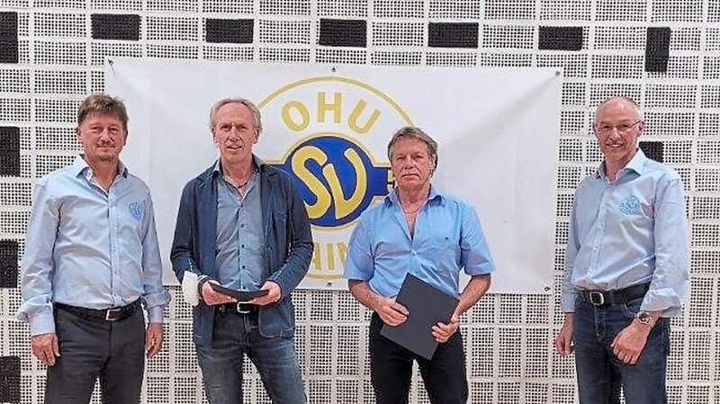 Vorsitzender Haseneder und sein Vize Rösner ehrten für 50 Jahre Mitgliedschaft im SV Ludwig Kiermeier und Alfred Beck (Mitte).