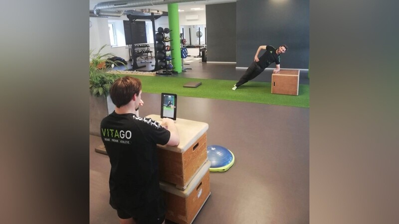 So sieht die Arbeit des VITAGO-Teams momentan aus: Übungen werden präzise abgefilmt und über eine App den Sportlern und Patienten präsentiert.
