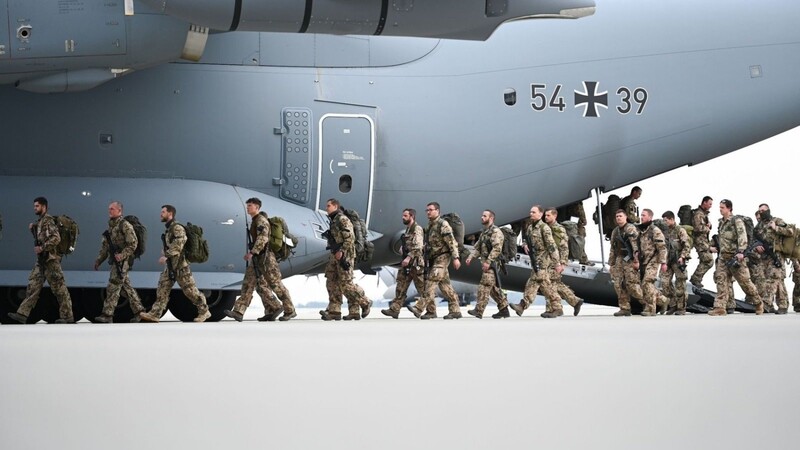 Mitglieder der Bundeswehr verlassen nach dem Rückkehr aus dem Sudan ein Flugzeug.