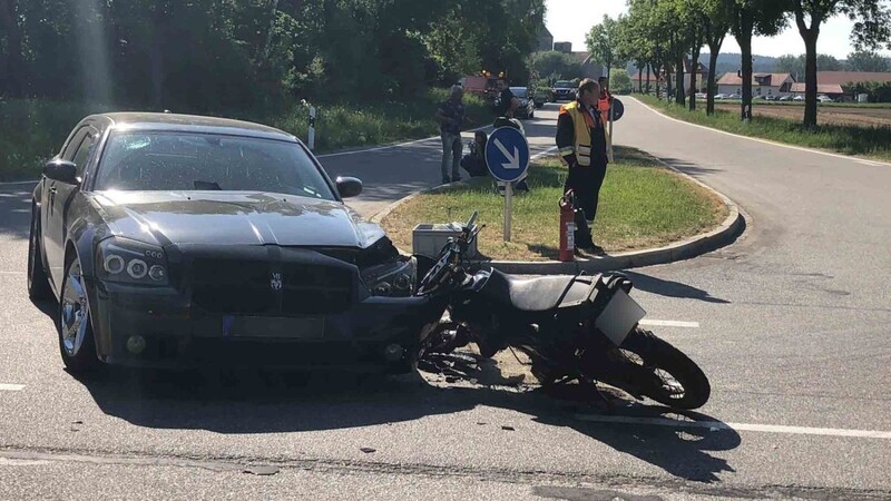 Der Motorradfahrer wurde bei dem Unfall schwer verletzt.