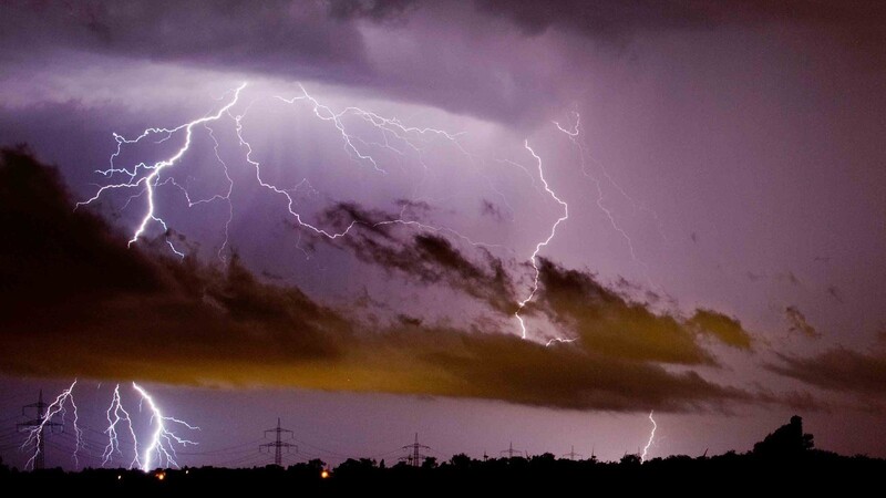 Mittwochnacht fegten teils heftige Gewitter über Ostbayern. Gegen 22.45 Uhr erwischte es einen Bauernhof in der Nähe von Haarbach (Kreis Passau). Dort hatte ein Blitz eingeschlagen. (Symbolbild)