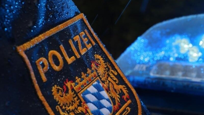 Ein 13-Jähriger ist in Landshut direkt vor ein fahrendes Auto gelaufen. Er hatte offenbar versucht, vor einer Polizeikontrolle zu flüchten. (Symbolbild)