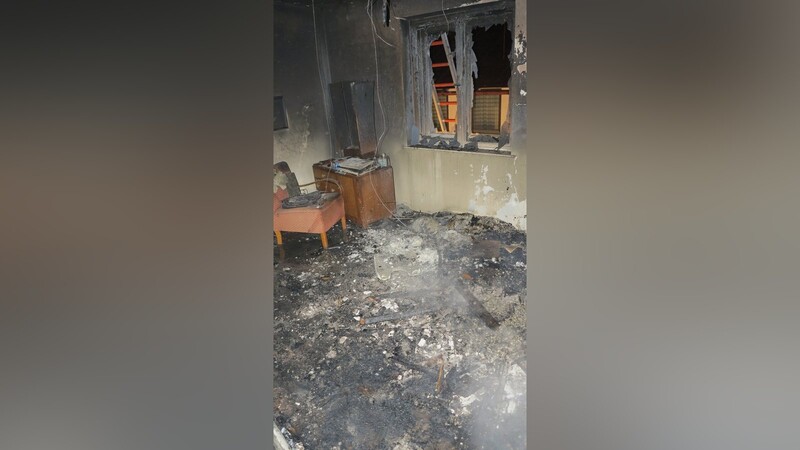 Das Zimmer im Obergeschoß des Gebäudes, in dem das Feuer ausbrach, wurde arg in Mitleidenschaft gezogen. (Foto: FFW Mainburg)