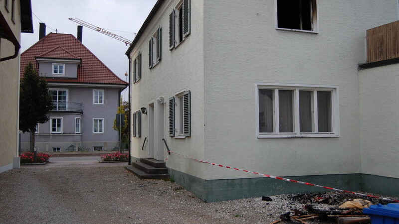 Sonntag aus bislang ungeklärter Ursache im Obergeschoß ein Feuer aus. (Foto: Kistler) In diesem Zweifamilienhaus in der Bahnhofstraße brach in der Nacht zum