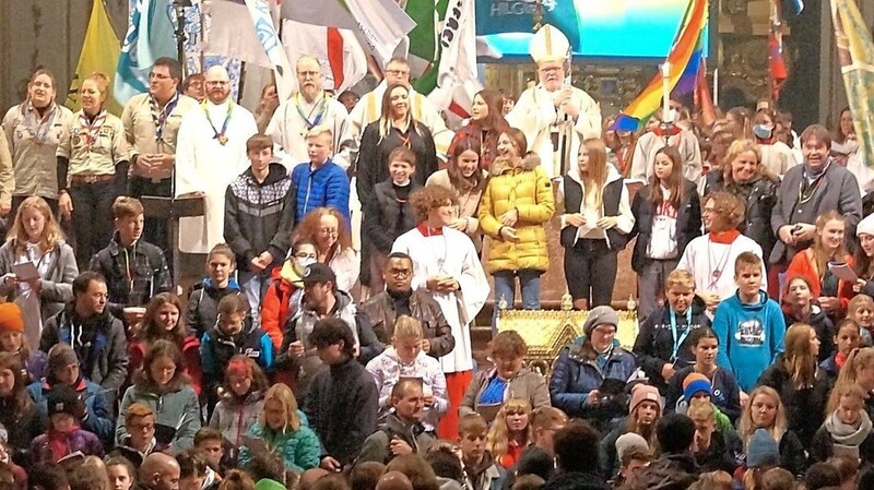 Tausend Jugendliche kamen zu Ehren des Bistumspatrons nach Freising, um mit Erzbischof Kardinal Reinhard Marx Gottesdienst und anschließend im Domhof miteinander zu feiern.