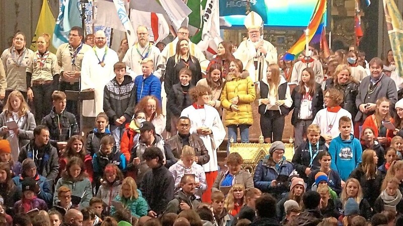 Tausend Jugendliche kamen zu Ehren des Bistumspatrons nach Freising, um mit Erzbischof Kardinal Reinhard Marx Gottesdienst und anschließend im Domhof miteinander zu feiern.