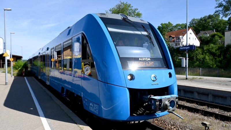 In Baden-Württemberg macht sich bereits der erste regulär fahrende Brennstoffzellenzug auf den Weg.
