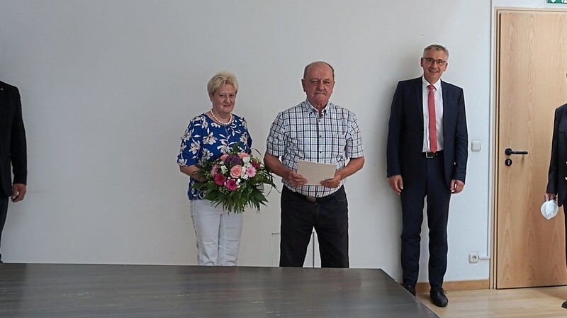 Moosthennings Bürgermeister Anton Kargel (von links) gratulierte Martin Englberger mit seiner Ehefrau Gabriele ebenso wie Landrat Werner Bumeder und Amtsleiter Wolfgang Mitsam.
