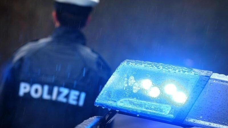 Ein Mann betrat in Landshut ohne Mund-Nasenschutz eine Bäckerei. Ein 26-Jähriger mischte sich in die Angelegenheit ein und löste damit einen Polizeieinsatz aus. (Symbolfoto)