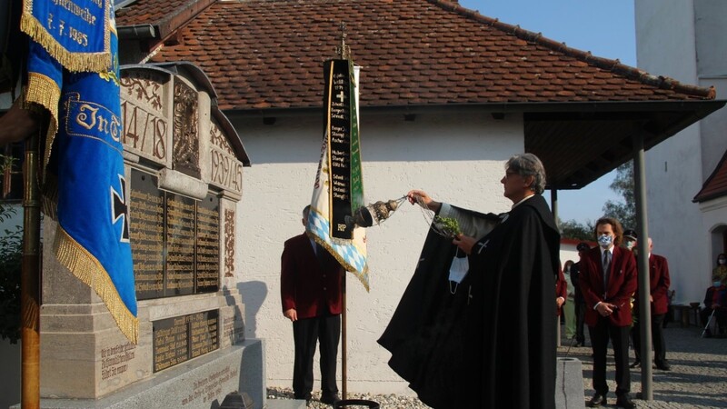 Pfarrer Gregor Bartkowski hielt die Libera am Ehrenmal.