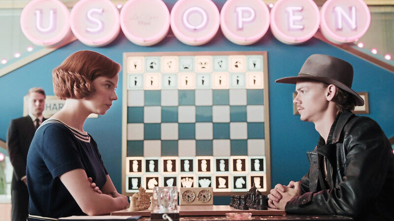 Taylor-Joy als Beth Harmon (l.) und Brodie-Sangster als Benny in der Netflixserie "Das Damengambit".