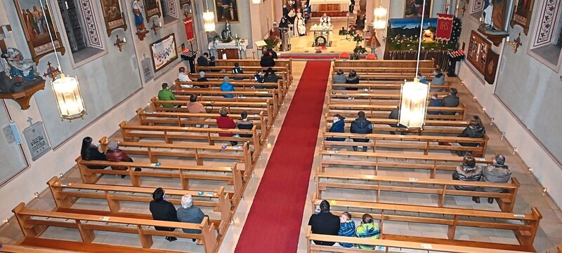 Statt einer Weihnachtsfeier lud der Heimat- und Volkstrachtenverein "Die Perlbachtaler" zu einer Weihnachtsandacht in der Pfarrkirche St. Nikolaus in Edenstetten ein.