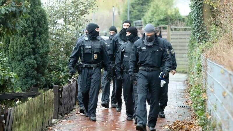 Die Polizei in Hessen hat am Dienstag drei mutmaßliche IS-Anhänger in Offenbach am Main festgenommen. (Symbolbild)