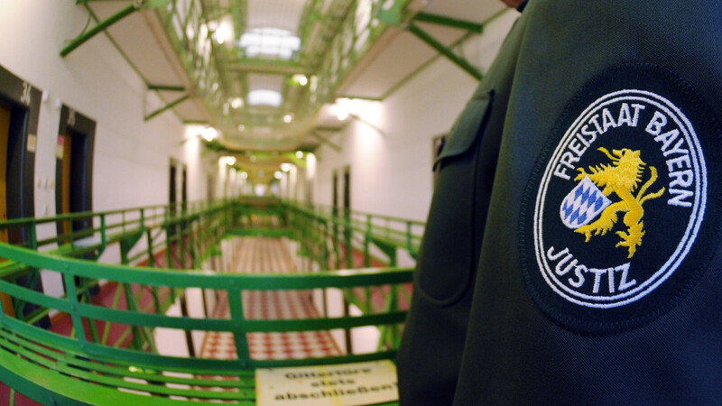 Gefangene der JVA Straubing sowie aus drei weiteren Haftanstalten haben eine Petition an den Landtag gerichtet. Sie kritisieren "Isolation ist keine Option!" und fordern mehr Telefonate mit ihren Angehörigen.