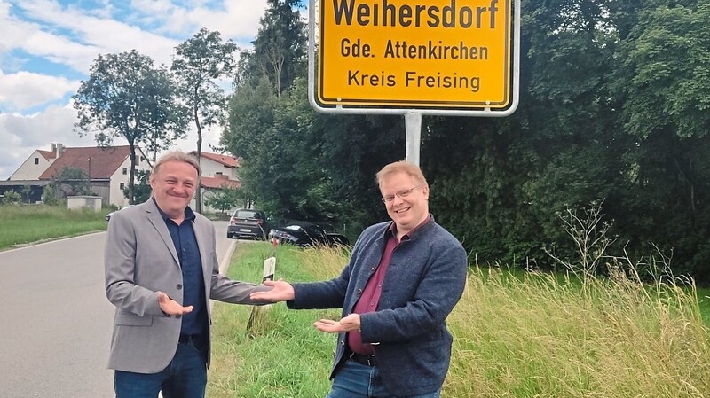 Amüsiert: Die Bürgermeister Matthias Kern (rechts) und Gerhard Betz an der fehlerhaften Ortstafel von Weihersdorf.