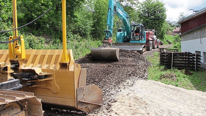 Neben Schwellen und Gleisen werden auf dem Bahnkörper auch 30 Zentimeter Schotter abgebaut und der Wiederverwertung zugeführt.