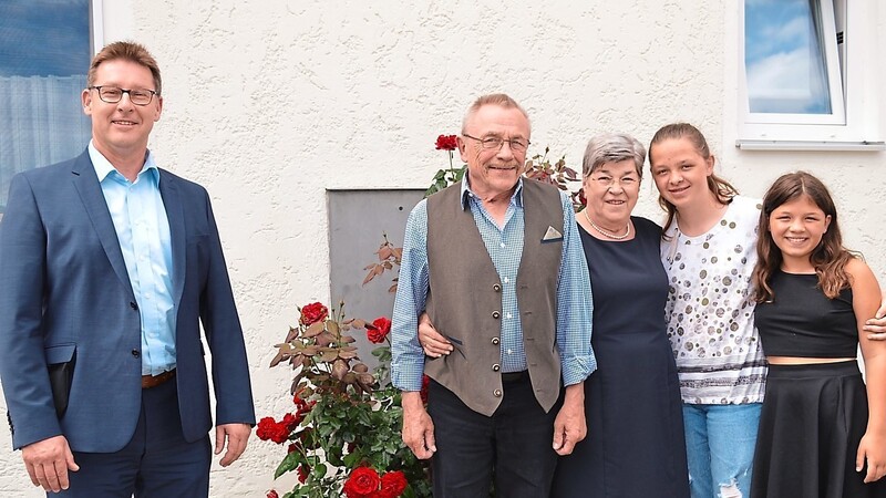 Bürgermeister Helmut Fichtner (links) gratulierte dem Jubelpaar Anneliese und Karl Gaßner. Die Enkelinnen Laura (2.v.l.) und Miriam sind zu den Großeltern aus dem Bayerischen Wald angereist.
