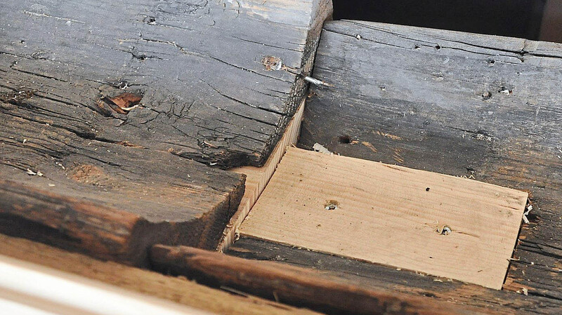 Die alte Dachrinne im Dachstuhl der Landshuter Stadtresidenz ist in großen Teilen noch erhalten - nur an manchen Stellen musste sie ausgebessert werden.