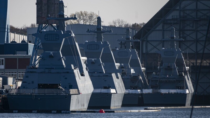 Vier Korvetten der Sa'ar-6-Klasse liegen in einer Kieler Werft.