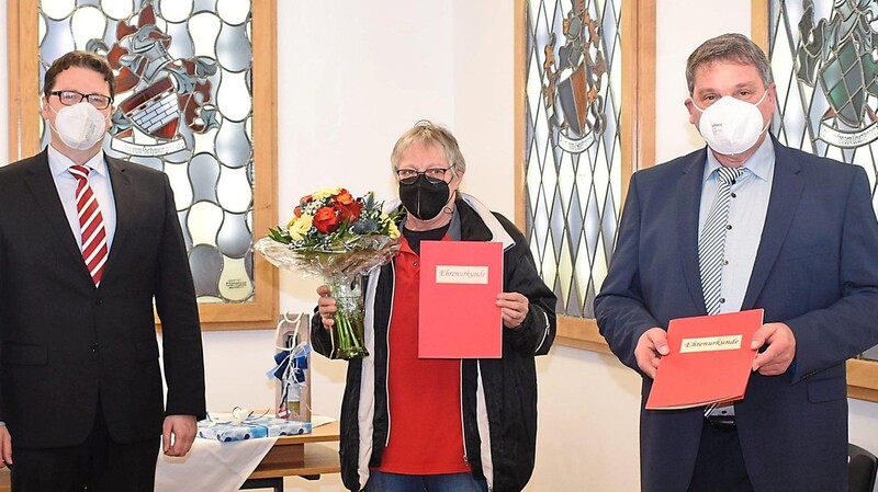 Bürgermeister Dr. Stefan Spindler ehrte mit Josef Kulzer und Ottilie Vogl treue Mitarbeiter der Stadt Rötz.