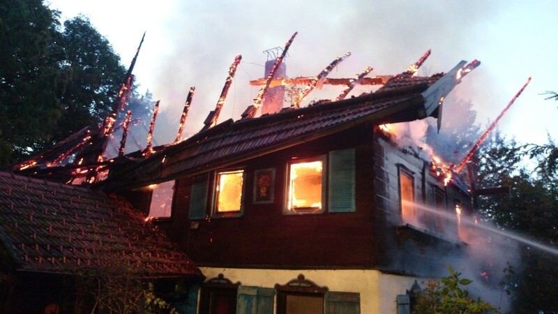 Beim Eintreffen der Feuerwehr brannte das Haus bereits lichterloh. (Foto: FFW Schwarzach)