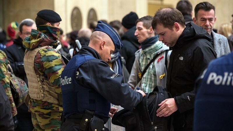 Soldaten und Polizisten kontrollieren am 23.03.2016 in Brüssel (Belgien) im Zentralbahnhof die Passanten. Bei einer neuen Terrorserie sind am Dienstag in Brüssel mehr als 30 Menschen getötet worden. Die Zahl der Verletzten liegt bei mehr als 180.