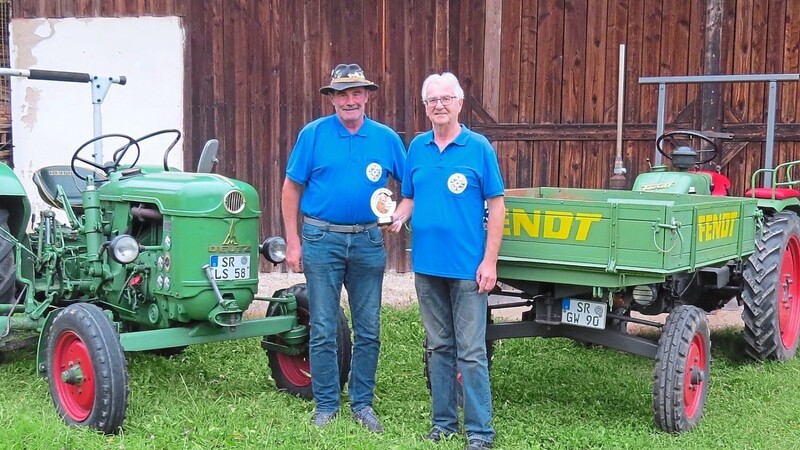 Klaus Schiederer (links) und Georg Wild vor ihren Oldtimer-Traktoren.