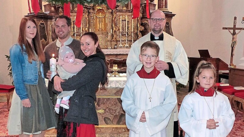 Simone Rötzer und Florian Wanninger freuten sich über die Taufe ihres ersten Kindes Hannah. Das Patenamt hat Corinna Wanninger, Schwester des Vaters, übernommen.