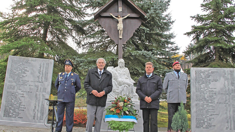 Am Kriegerdenkmal legten KSK-Vorsitzender Erwin Rank (2. v. l.) und zweiter Vorsitzender Manfred Raab einen Kranz nieder, um die Opfer von Kriegen und Gewalt zu ehren.