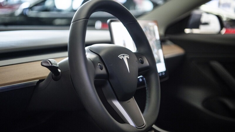 Die Anleger machen den Autobauer Tesla via Börsenwert zum wertvollsten Autobauer der Welt.