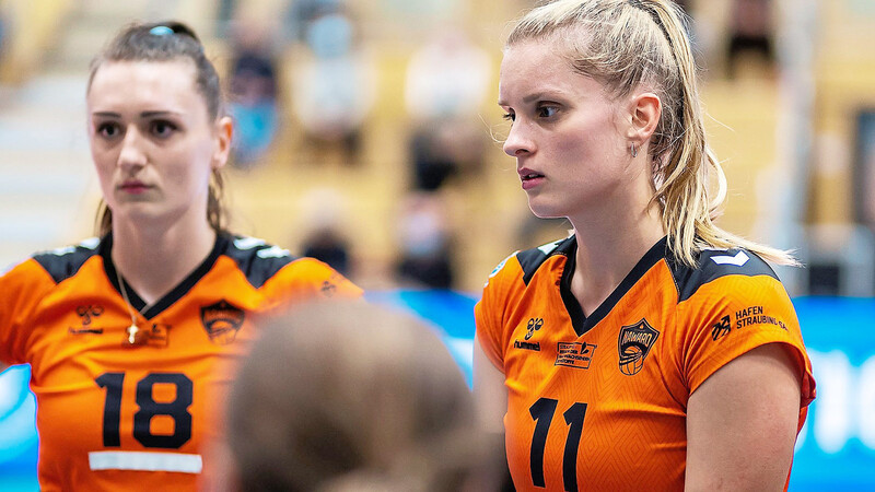 Zufrieden sieht anders aus! Magda Gryka (links) und Anne Hölzig von NawaRo Straubing wissen, dass sie und ihre Mitspielerinnen in Wiesbaden mehr als eine Chance liegengelassen haben. Trotz mehrmaliger Satzführung - einmal lag man sogar zehn Punkte vorn - verloren die Straubingerinnen mit 0:3.