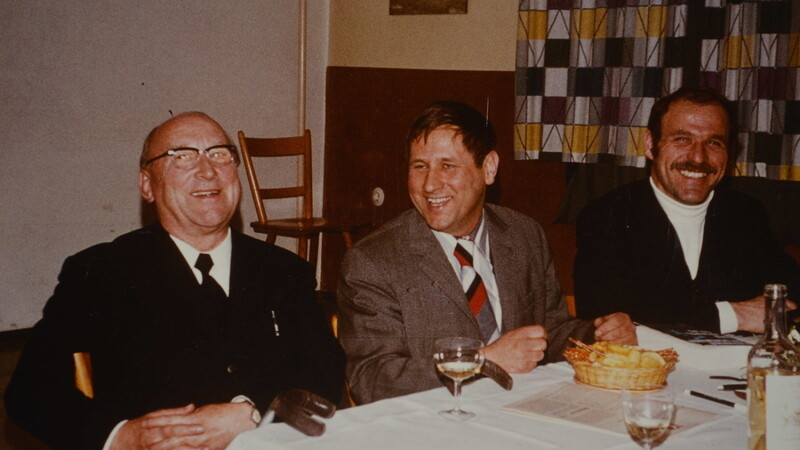 Pfarrer Karl Zielbauer (von links) zusammen mit Bruno Schmid als Pfarrgemeinderatsvorsitzender und Kaplan Blasius Wagner.