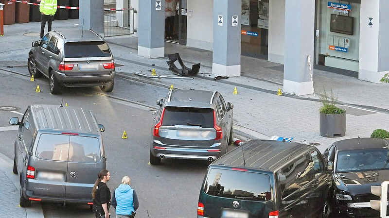 Germering im Oktober 2018: Zivile Fahrzeuge der Polizei sowie zwei beschädigte Autos stehen am Tatort um eine Bankfiliale.