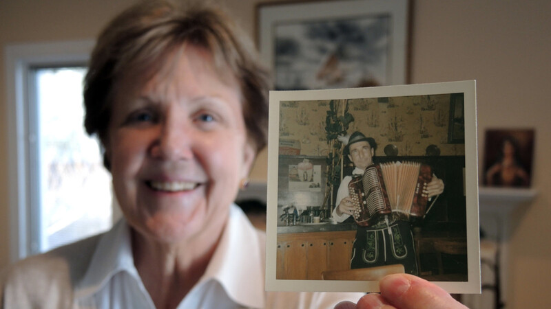 Celeste Sweeney zeigt ein Foto von einem Musikanten, das nach ihrer Erinnerung 1965 im Hofbräuhaus aufgenommen wurde. An dem Abend hatte sie so viel Spaß, dass sie einen Krug mitgehen ließ.